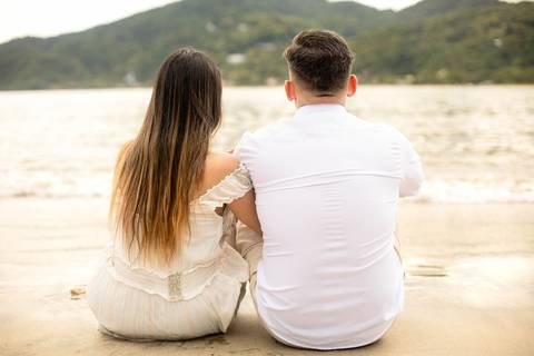 As melhores ideias e inspirações criativas de fotos de ensaio pré casamento registradas por fotógrafos profissionais de eventos da empresa Criativus Foto e Vídeo na Praia das Conchas, Guarujá  '