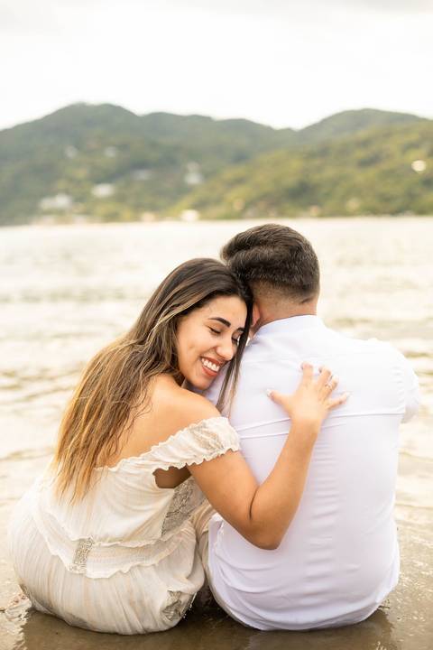 As melhores ideias e inspirações criativas de fotos de ensaio pré casamento registradas por fotógrafos profissionais de eventos da empresa Criativus Foto e Vídeo na Praia das Conchas, Guarujá  '