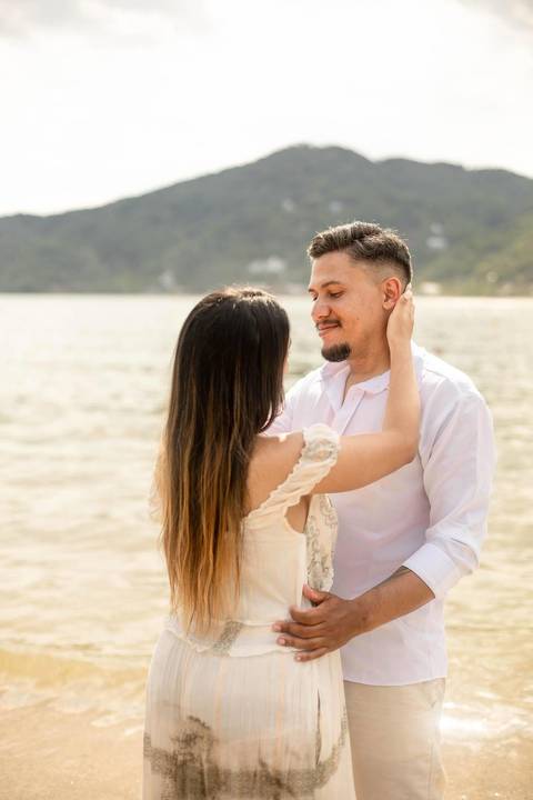 As melhores ideias e inspirações criativas de fotos de ensaio pré casamento registradas por fotógrafos profissionais de eventos da empresa Criativus Foto e Vídeo na Praia das Conchas, Guarujá  '