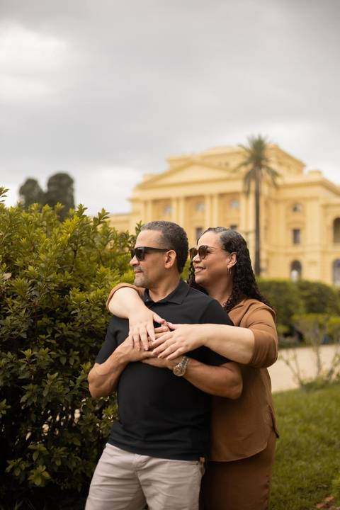 As melhores ideias e inspirações criativas de fotos de ensaio de Bodas de 25 anos registradas por fotógrafos profissionais de eventos da empresa Criativus Foto e Vídeo no Museu do Ipiranga'