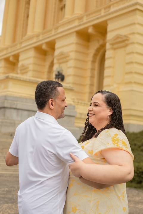 As melhores ideias e inspirações criativas de fotos de ensaio de Bodas de 25 anos registradas por fotógrafos profissionais de eventos da empresa Criativus Foto e Vídeo no Museu do Ipiranga'