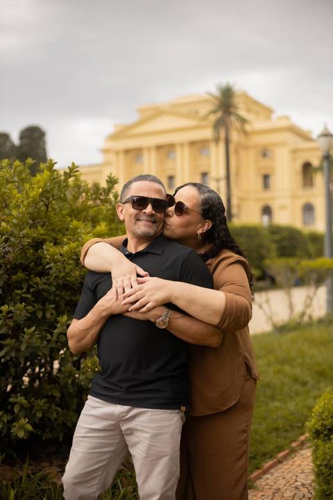 As melhores ideias e inspirações criativas de fotos de ensaio de Bodas de 25 anos registradas por fotógrafos profissionais de eventos da empresa Criativus Foto e Vídeo no Museu do Ipiranga'