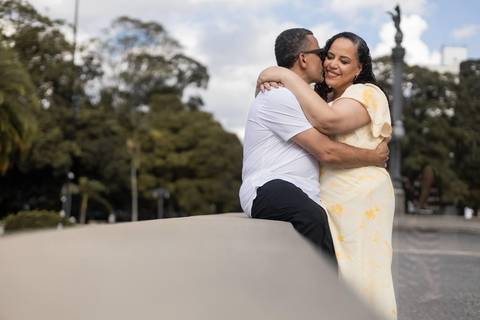 As melhores ideias e inspirações criativas de fotos de ensaio de Bodas de 25 anos registradas por fotógrafos profissionais de eventos da empresa Criativus Foto e Vídeo no Museu do Ipiranga'