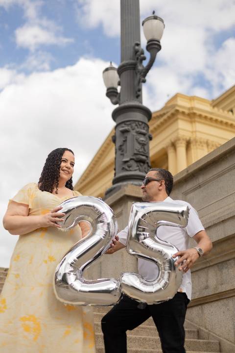 As melhores ideias e inspirações criativas de fotos de ensaio de Bodas de 25 anos registradas por fotógrafos profissionais de eventos da empresa Criativus Foto e Vídeo no Museu do Ipiranga'