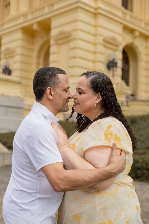 As melhores ideias e inspirações criativas de fotos de ensaio de Bodas de 25 anos registradas por fotógrafos profissionais de eventos da empresa Criativus Foto e Vídeo no Museu do Ipiranga'