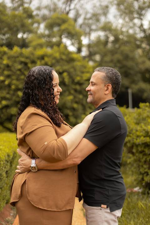 As melhores ideias e inspirações criativas de fotos de ensaio de Bodas de 25 anos registradas por fotógrafos profissionais de eventos da empresa Criativus Foto e Vídeo no Museu do Ipiranga'