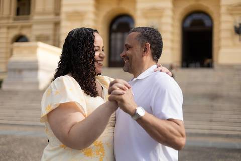 As melhores ideias e inspirações criativas de fotos de ensaio de Bodas de 25 anos registradas por fotógrafos profissionais de eventos da empresa Criativus Foto e Vídeo no Museu do Ipiranga'