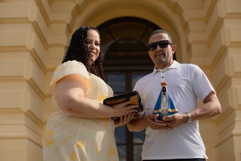 As melhores ideias e inspirações criativas de fotos de ensaio de Bodas de 25 anos registradas por fotógrafos profissionais de eventos da empresa Criativus Foto e Vídeo no Museu do Ipiranga'