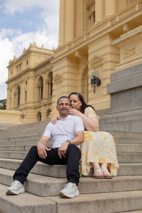 As melhores ideias e inspirações criativas de fotos de ensaio de Bodas de 25 anos registradas por fotógrafos profissionais de eventos da empresa Criativus Foto e Vídeo no Museu do Ipiranga'