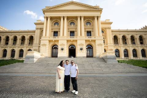 As melhores ideias e inspirações criativas de fotos de ensaio de Bodas de 25 anos registradas por fotógrafos profissionais de eventos da empresa Criativus Foto e Vídeo no Museu do Ipiranga'