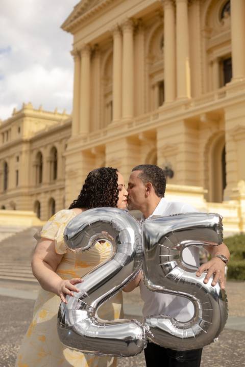 As melhores ideias e inspirações criativas de fotos de ensaio de Bodas de 25 anos registradas por fotógrafos profissionais de eventos da empresa Criativus Foto e Vídeo no Museu do Ipiranga'
