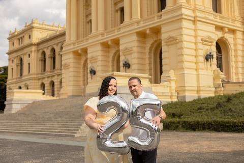 As melhores ideias e inspirações criativas de fotos de ensaio de Bodas de 25 anos registradas por fotógrafos profissionais de eventos da empresa Criativus Foto e Vídeo no Museu do Ipiranga'