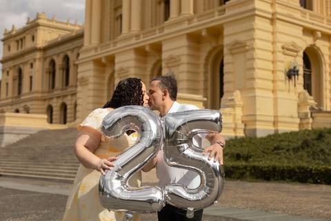 As melhores ideias e inspirações criativas de fotos de ensaio de Bodas de 25 anos registradas por fotógrafos profissionais de eventos da empresa Criativus Foto e Vídeo no Museu do Ipiranga'