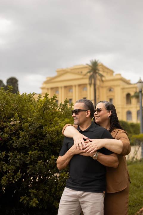 As melhores ideias e inspirações criativas de fotos de ensaio de Bodas de 25 anos registradas por fotógrafos profissionais de eventos da empresa Criativus Foto e Vídeo no Museu do Ipiranga'
