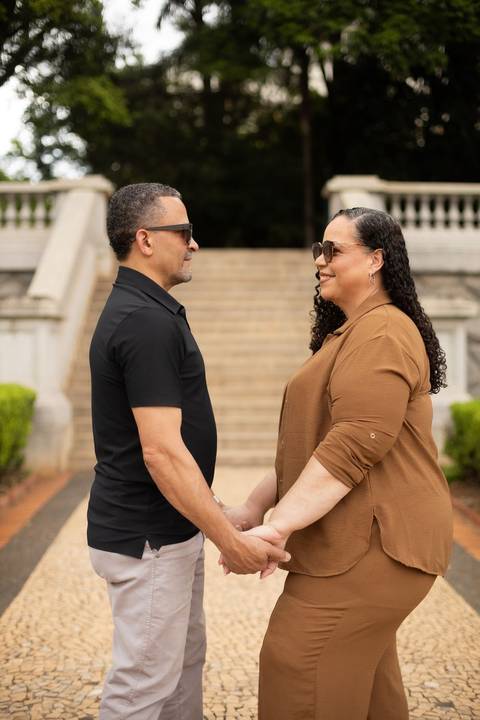As melhores ideias e inspirações criativas de fotos de ensaio de Bodas de 25 anos registradas por fotógrafos profissionais de eventos da empresa Criativus Foto e Vídeo no Museu do Ipiranga'