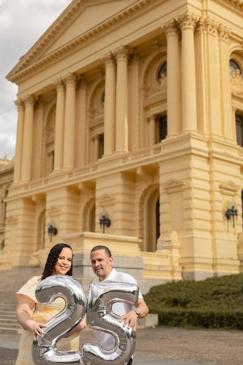 As melhores ideias e inspirações criativas de fotos de ensaio de Bodas de 25 anos registradas por fotógrafos profissionais de eventos da empresa Criativus Foto e Vídeo no Museu do Ipiranga'