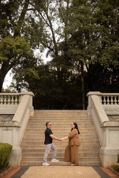 As melhores ideias e inspirações criativas de fotos de ensaio de Bodas de 25 anos registradas por fotógrafos profissionais de eventos da empresa Criativus Foto e Vídeo no Museu do Ipiranga'