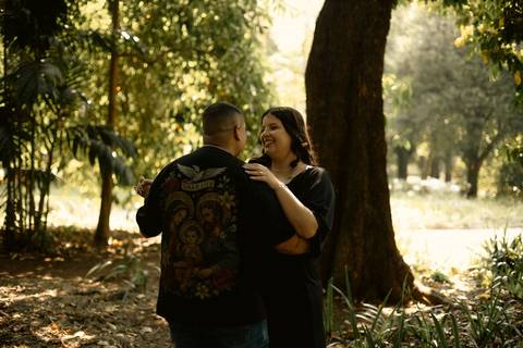 As melhores ideias e inspirações criativas de fotos de ensaio pré casamento registradas por fotógrafos profissionais de eventos da empresa Criativus Foto e Vídeo no  Parque da Luz - SP'