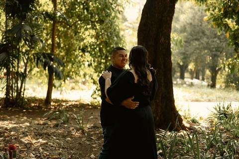 As melhores ideias e inspirações criativas de fotos de ensaio pré casamento registradas por fotógrafos profissionais de eventos da empresa Criativus Foto e Vídeo no  Parque da Luz - SP'