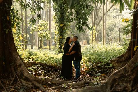 As melhores ideias e inspirações criativas de fotos de ensaio pré casamento registradas por fotógrafos profissionais de eventos da empresa Criativus Foto e Vídeo no  Parque da Luz - SP'