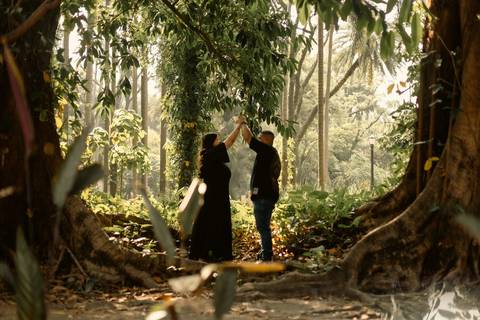 As melhores ideias e inspirações criativas de fotos de ensaio pré casamento registradas por fotógrafos profissionais de eventos da empresa Criativus Foto e Vídeo no  Parque da Luz - SP'