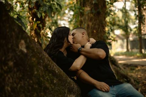 As melhores ideias e inspirações criativas de fotos de ensaio pré casamento registradas por fotógrafos profissionais de eventos da empresa Criativus Foto e Vídeo no  Parque da Luz - SP'