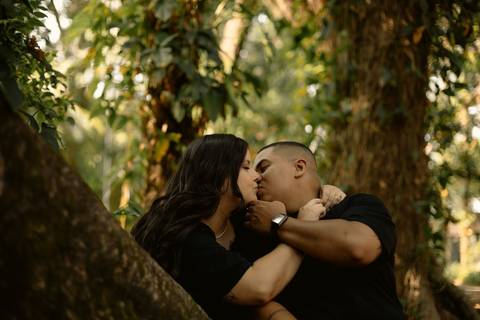 As melhores ideias e inspirações criativas de fotos de ensaio pré casamento registradas por fotógrafos profissionais de eventos da empresa Criativus Foto e Vídeo no  Parque da Luz - SP'