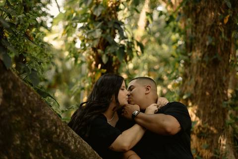 As melhores ideias e inspirações criativas de fotos de ensaio pré casamento registradas por fotógrafos profissionais de eventos da empresa Criativus Foto e Vídeo no  Parque da Luz - SP'