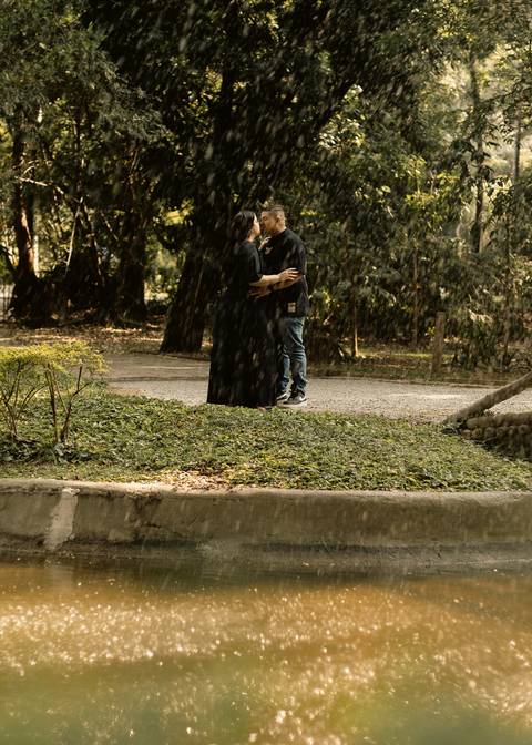 As melhores ideias e inspirações criativas de fotos de ensaio pré casamento registradas por fotógrafos profissionais de eventos da empresa Criativus Foto e Vídeo no  Parque da Luz - SP'