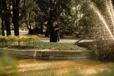 As melhores ideias e inspirações criativas de fotos de ensaio pré casamento registradas por fotógrafos profissionais de eventos da empresa Criativus Foto e Vídeo no  Parque da Luz - SP'