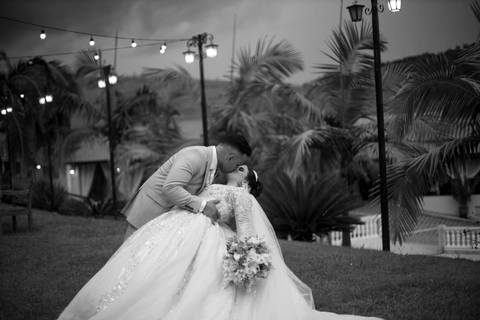 As melhores ideias e inspirações criativas de fotos de casamento registradas por fotógrafos profissionais de eventos da empresa Criativus Foto e Vídeo na Fazenda Vale dos Eucaliptos'