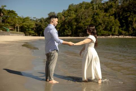 As melhores ideias e inspirações criativas de fotos de ensaio pré casamento registradas por fotógrafos profissionais de eventos da empresa Criativus Foto e Vídeo na Praia das Conchas, Guarujá '