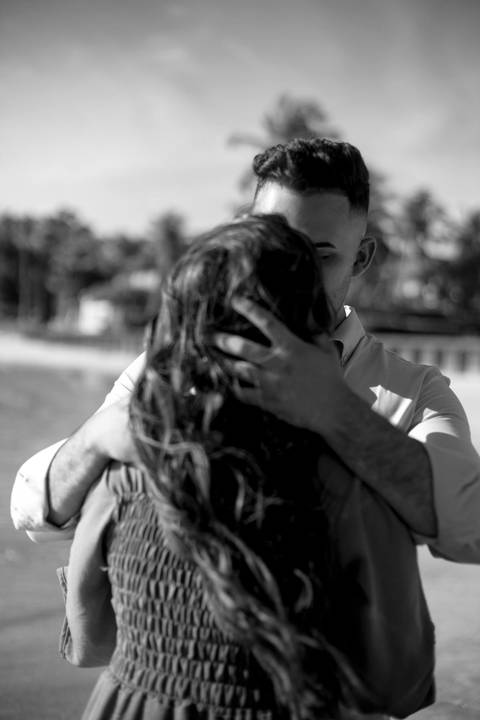 As melhores ideias e inspirações criativas de fotos de ensaio pré casamento registradas por fotógrafos profissionais de eventos da empresa Criativus Foto e Vídeo na Praia das Conchas, Guarujá '