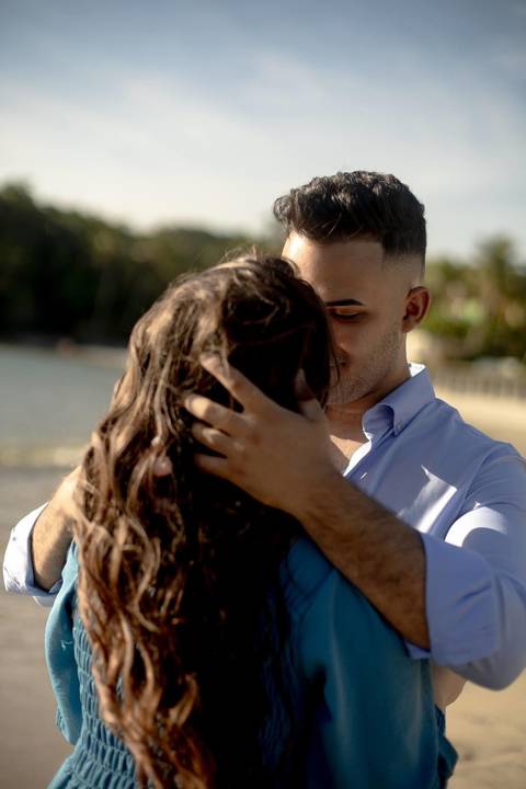 As melhores ideias e inspirações criativas de fotos de ensaio pré casamento registradas por fotógrafos profissionais de eventos da empresa Criativus Foto e Vídeo na Praia das Conchas, Guarujá '