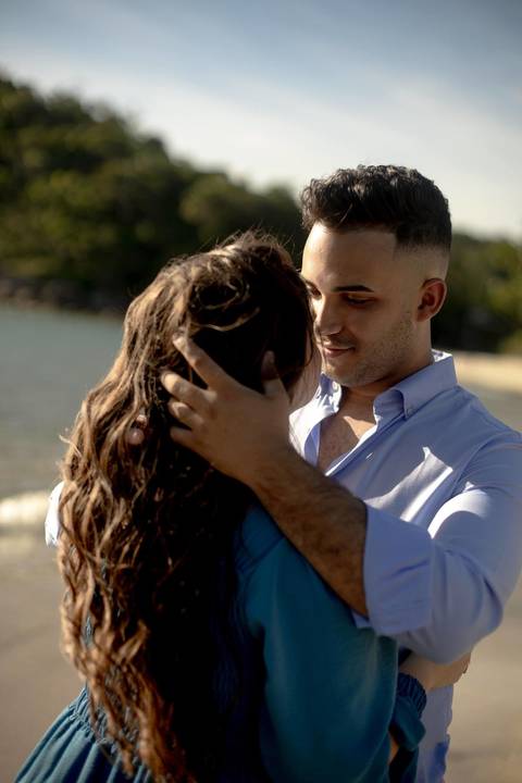 As melhores ideias e inspirações criativas de fotos de ensaio pré casamento registradas por fotógrafos profissionais de eventos da empresa Criativus Foto e Vídeo na Praia das Conchas, Guarujá '
