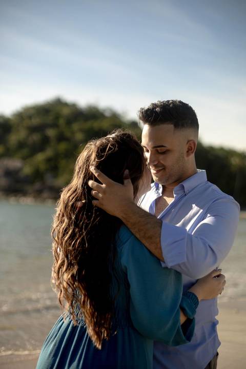 As melhores ideias e inspirações criativas de fotos de ensaio pré casamento registradas por fotógrafos profissionais de eventos da empresa Criativus Foto e Vídeo na Praia das Conchas, Guarujá '