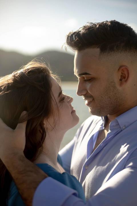 As melhores ideias e inspirações criativas de fotos de ensaio pré casamento registradas por fotógrafos profissionais de eventos da empresa Criativus Foto e Vídeo na Praia das Conchas, Guarujá '