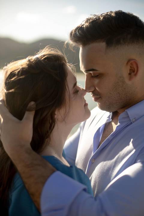 As melhores ideias e inspirações criativas de fotos de ensaio pré casamento registradas por fotógrafos profissionais de eventos da empresa Criativus Foto e Vídeo na Praia das Conchas, Guarujá '