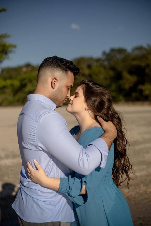 As melhores ideias e inspirações criativas de fotos de ensaio pré casamento registradas por fotógrafos profissionais de eventos da empresa Criativus Foto e Vídeo na Praia das Conchas, Guarujá '