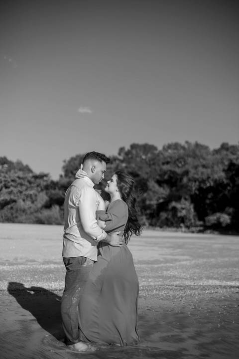 As melhores ideias e inspirações criativas de fotos de ensaio pré casamento registradas por fotógrafos profissionais de eventos da empresa Criativus Foto e Vídeo na Praia das Conchas, Guarujá '