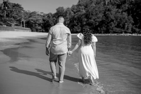 As melhores ideias e inspirações criativas de fotos de ensaio pré casamento registradas por fotógrafos profissionais de eventos da empresa Criativus Foto e Vídeo na Praia das Conchas, Guarujá '