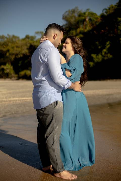 As melhores ideias e inspirações criativas de fotos de ensaio pré casamento registradas por fotógrafos profissionais de eventos da empresa Criativus Foto e Vídeo na Praia das Conchas, Guarujá '