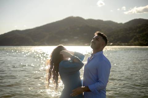 As melhores ideias e inspirações criativas de fotos de ensaio pré casamento registradas por fotógrafos profissionais de eventos da empresa Criativus Foto e Vídeo na Praia das Conchas, Guarujá '