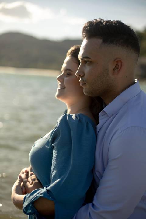 As melhores ideias e inspirações criativas de fotos de ensaio pré casamento registradas por fotógrafos profissionais de eventos da empresa Criativus Foto e Vídeo na Praia das Conchas, Guarujá '