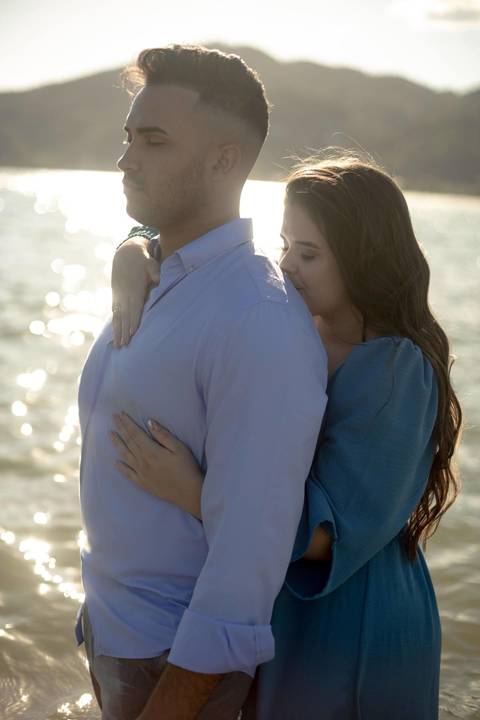 As melhores ideias e inspirações criativas de fotos de ensaio pré casamento registradas por fotógrafos profissionais de eventos da empresa Criativus Foto e Vídeo na Praia das Conchas, Guarujá '