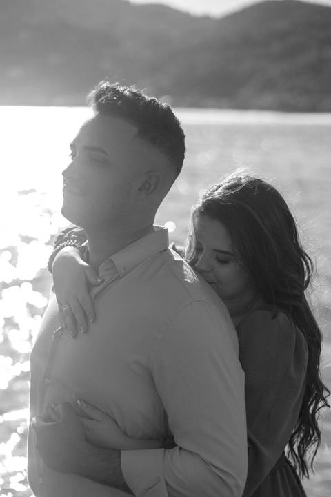 As melhores ideias e inspirações criativas de fotos de ensaio pré casamento registradas por fotógrafos profissionais de eventos da empresa Criativus Foto e Vídeo na Praia das Conchas, Guarujá '