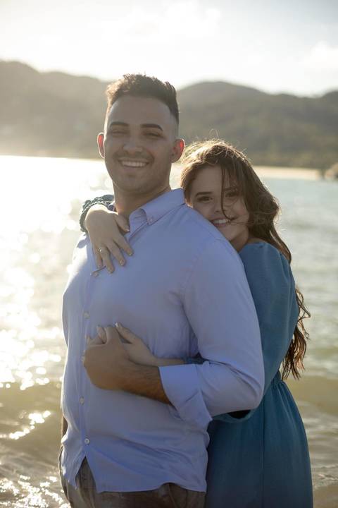 As melhores ideias e inspirações criativas de fotos de ensaio pré casamento registradas por fotógrafos profissionais de eventos da empresa Criativus Foto e Vídeo na Praia das Conchas, Guarujá '