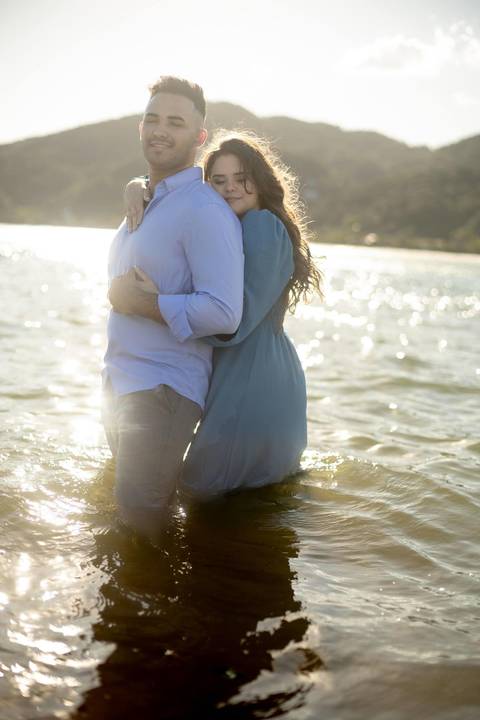 As melhores ideias e inspirações criativas de fotos de ensaio pré casamento registradas por fotógrafos profissionais de eventos da empresa Criativus Foto e Vídeo na Praia das Conchas, Guarujá '