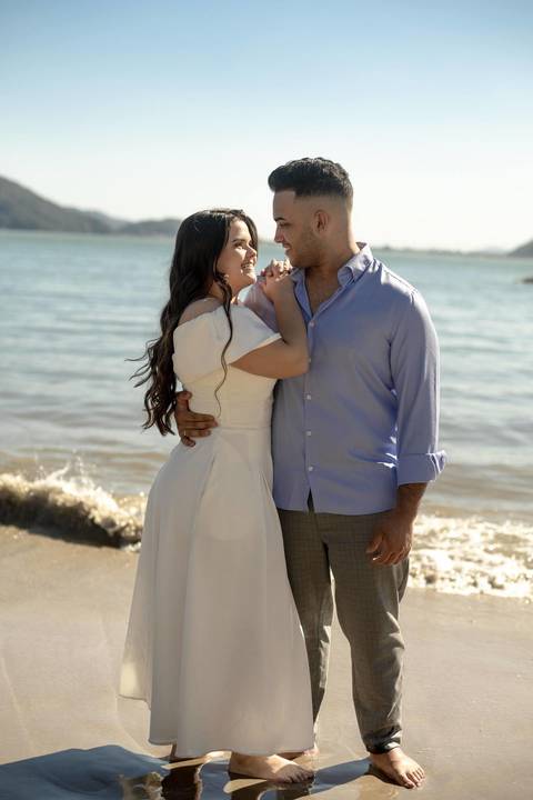 As melhores ideias e inspirações criativas de fotos de ensaio pré casamento registradas por fotógrafos profissionais de eventos da empresa Criativus Foto e Vídeo na Praia das Conchas, Guarujá '