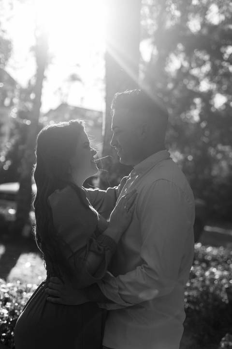 As melhores ideias e inspirações criativas de fotos de ensaio pré casamento registradas por fotógrafos profissionais de eventos da empresa Criativus Foto e Vídeo na Praia das Conchas, Guarujá '